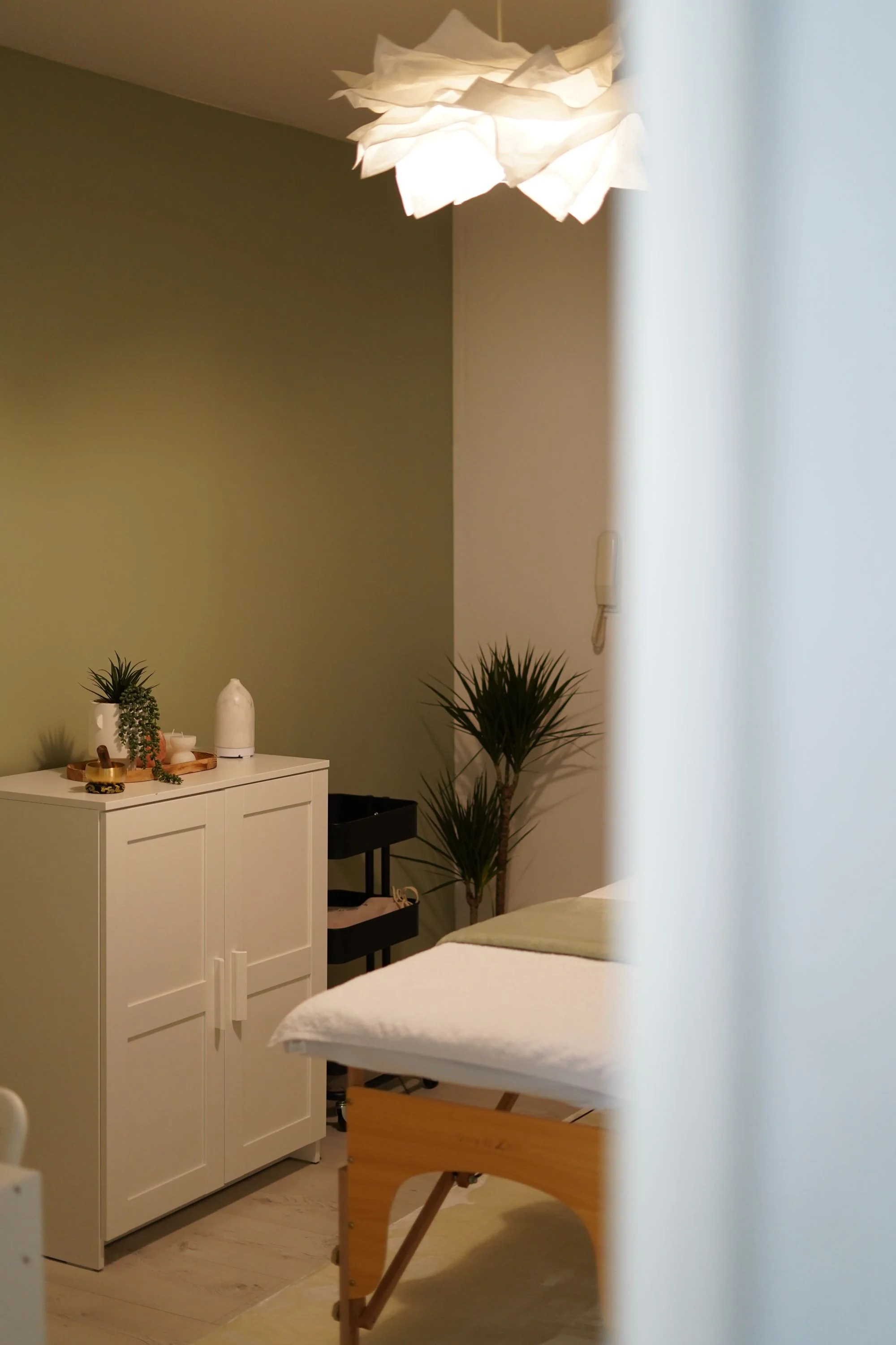 Açık renkli doğal taşlar ve su yansımalarıyla modern spa atmosferi